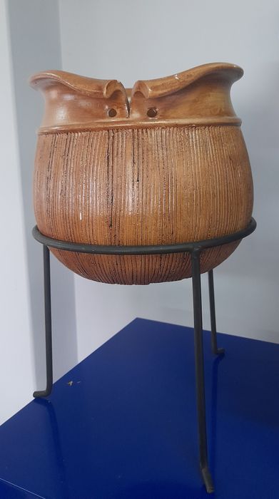 Jarra decorativa com soporte