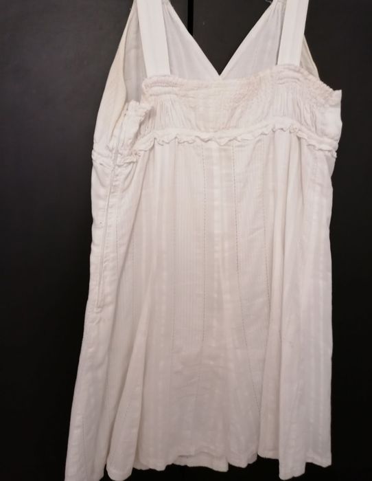 Vestido branco, tamanho S, usado. Curto. É forrado.
