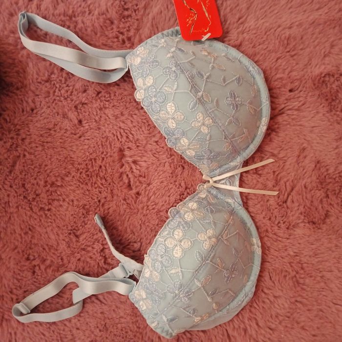 Błękitny biustonosz push up Benefit 70c