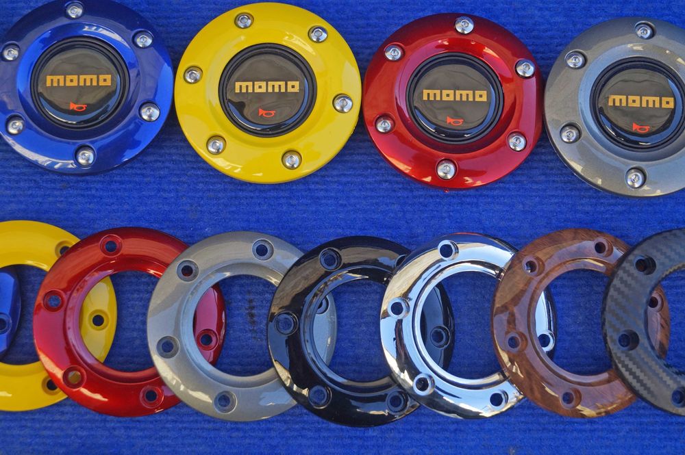 Кнопка и накладка звукового сигнала на спортивный руль