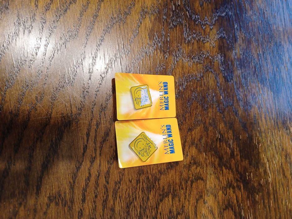 Żetony przypinki nowe żółte merlin 2 sztuki