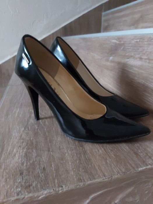 Śliczne czarne lakierowane szpilki