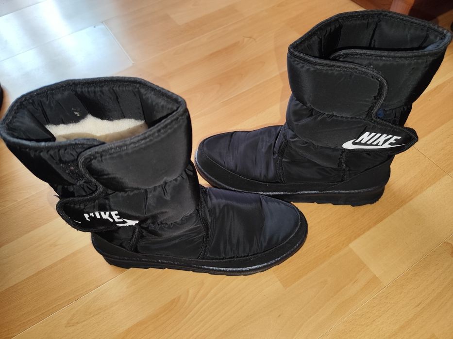 Дутіки чорні, напис NIKE .Устілка 24.5 см.Гарний стан