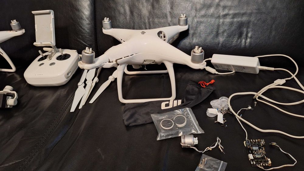 DJI Phantom 4 Kontroler + 2 uszkodzone drony (jedna skorupa ok])