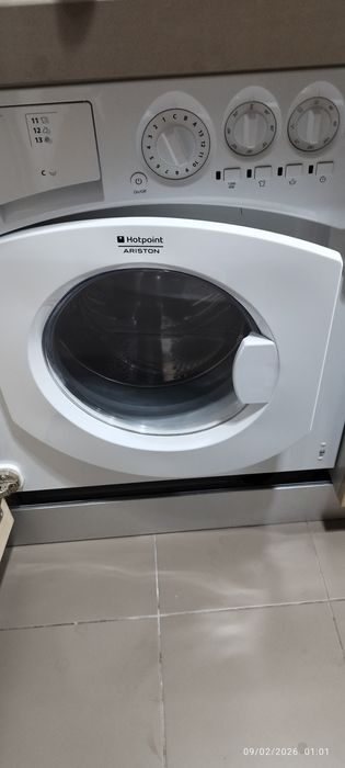 Máquina de lavar e secar roupa de encastre Ariston Hotpoint