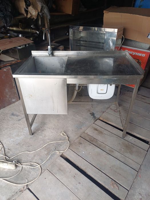 Столы, мойки, полки, вытяжные зонты и др оборудование  для проф кухни.