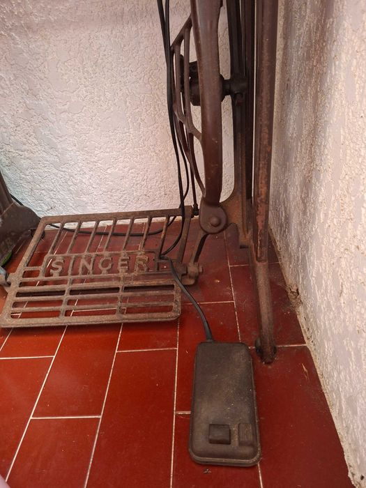 Máquina de costura Singer a funcionar