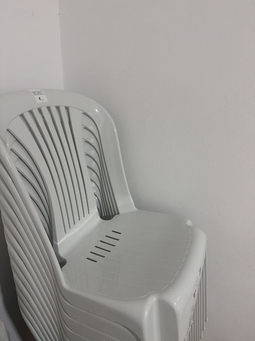 12 Cadeiras de plastico