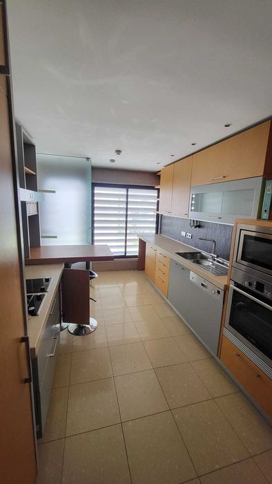 Excelente Apartamento T2 com dois parqueamentos, arrecadação, Alto dos Moinhos, São Domingos de Benfica, Lisboa.