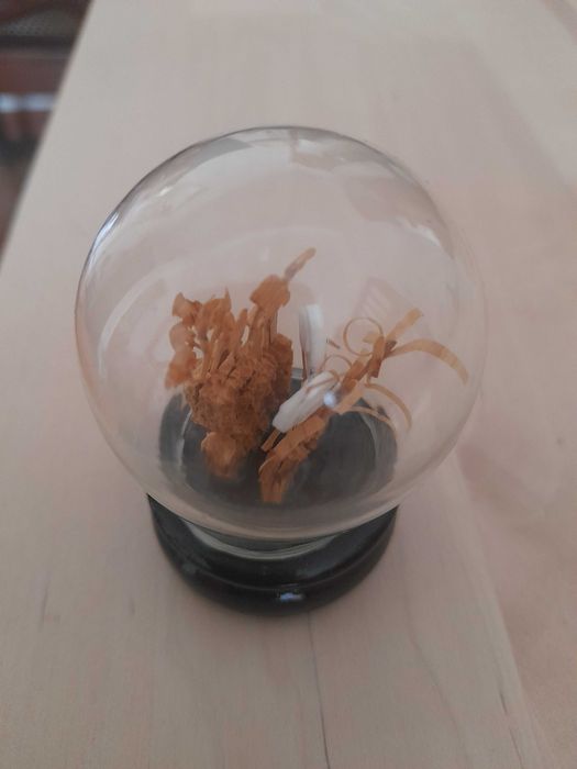 Globo com escultura chinesa