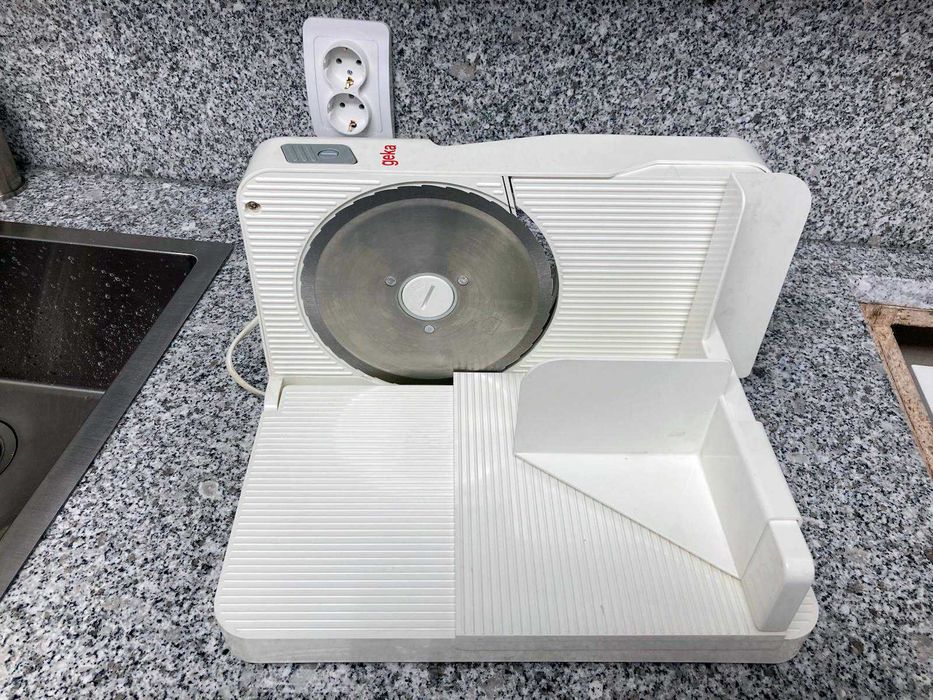 Fiambreira Elétrica Geka - Compacta e Funcional