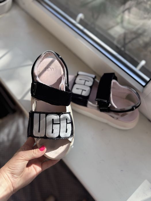 Ugg сандалі 24,5 см
