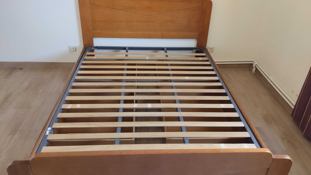 Cama de casal em madeira com 4 gavetões + estrado