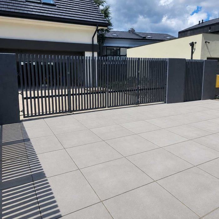 ogrodzenie grzebieniowe aluminiowe pionowe profile mur betonowy L