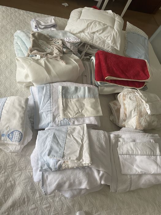 Berço ikea + enxoval completo de cama de bebé