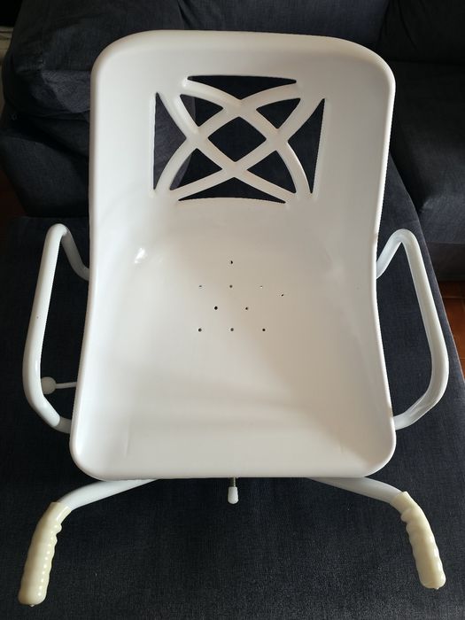 Cadeira para banheira com mobilidade reduzida