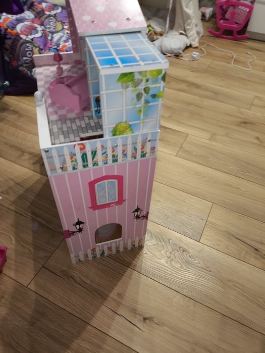 Domek dla lalek drewniany kolorowy wyposażenie