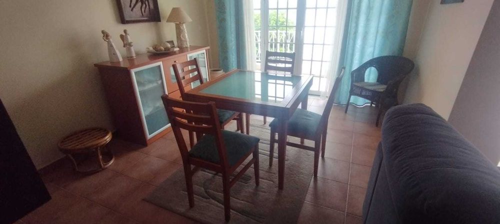 Mesa de sala e aparador