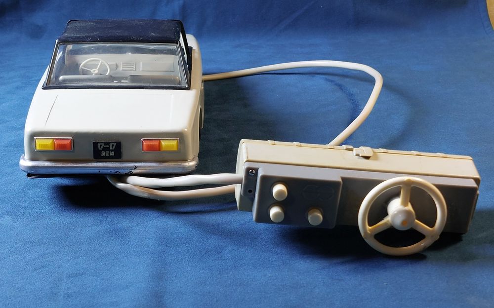 Електромеханічна іграшка машинка-кабріолет 17-17 ЛЕН,СРСР,1970-ті роки