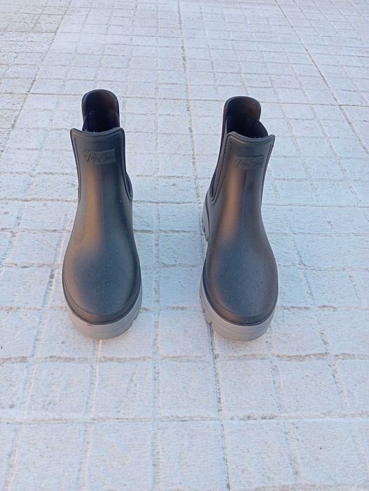 Botas tipo galocha pretas com elástico