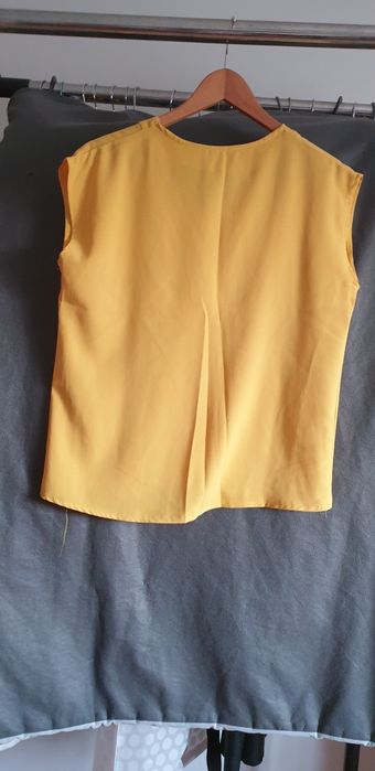 Blusa amarela decote V