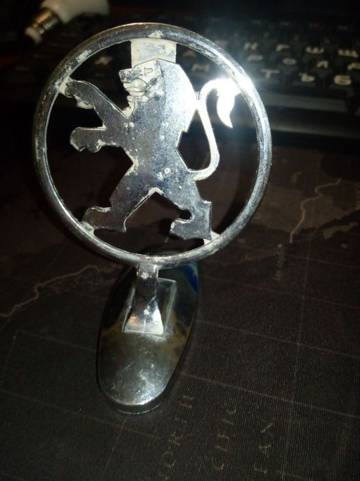 Значок на капот pejo