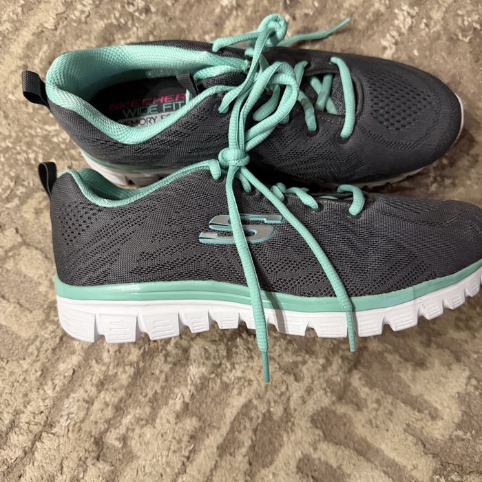 Нові кросівки Skechers