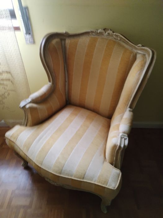 Poltrona clássica de quarto em bom estado e muito bonita