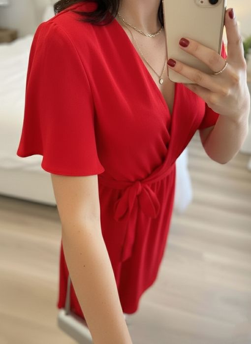 Wyjściowa zwiewna sukienka z kopertowym dekoltem