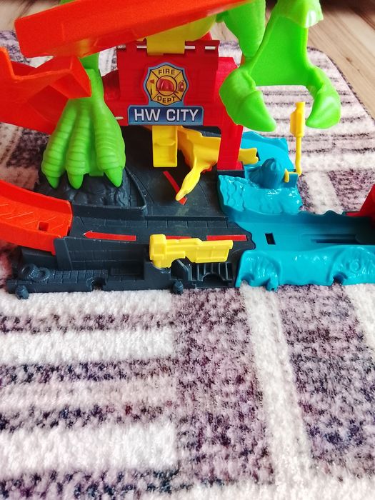 Zestaw Hotwheels T-Rex remiza strażacka