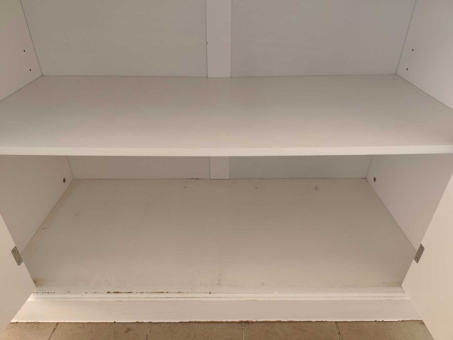Movel Branco com portas e gavetas em razoável estado