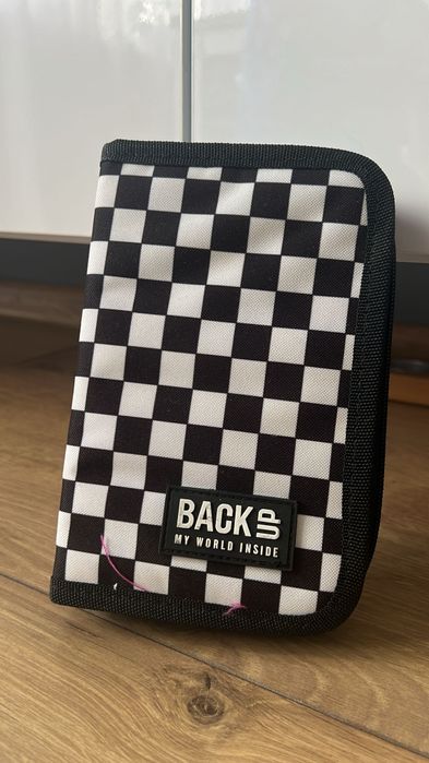 Piórnik szachownica Back up