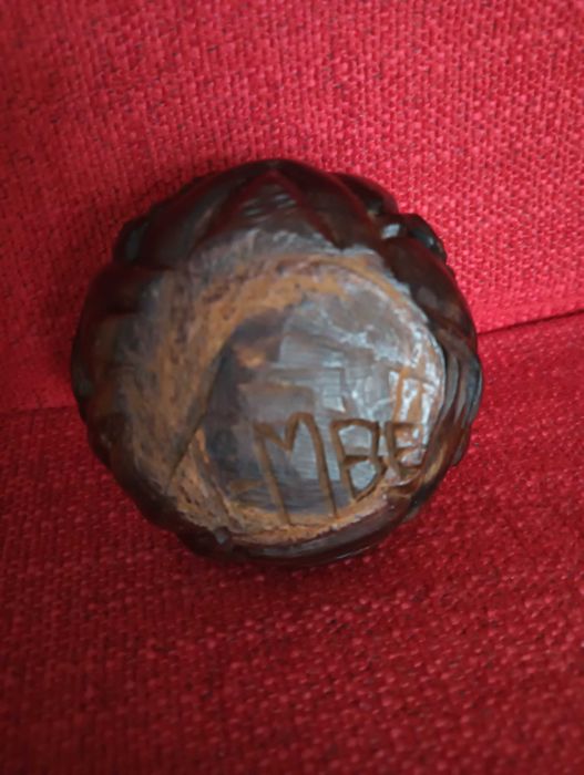 Caixa madeira africana sólida com relevos 6cm diâmetro