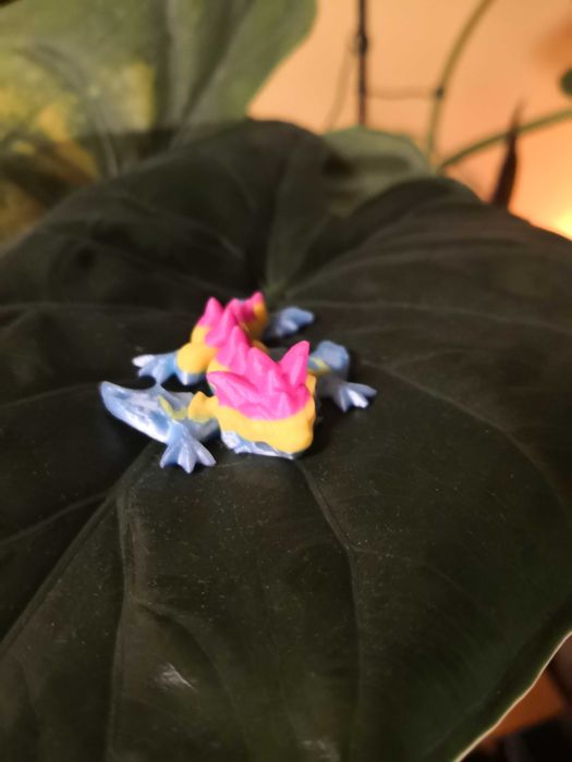 Smok wiwerna figurka rzeźba zawieszka breloczek 4 kolory 7cm