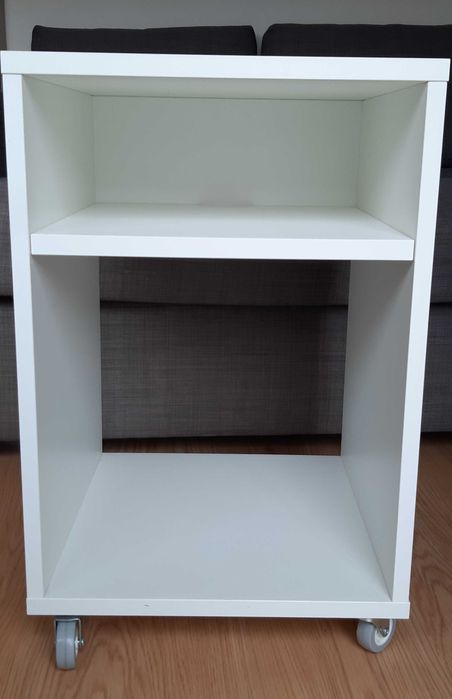 Mesinha/arrumação branca com rodinhas IKEA