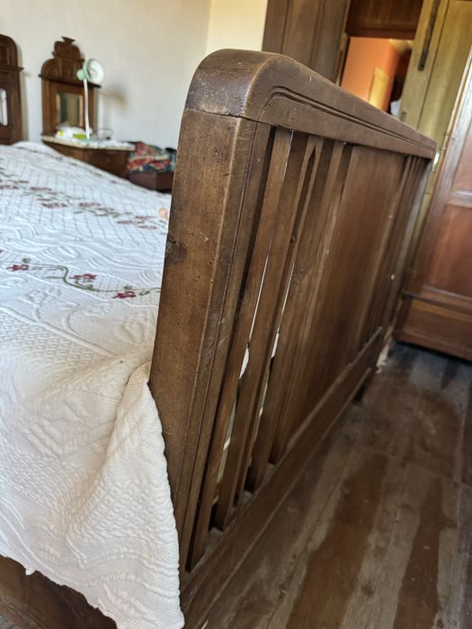 Cama e mesinhas de cabeceira antigas