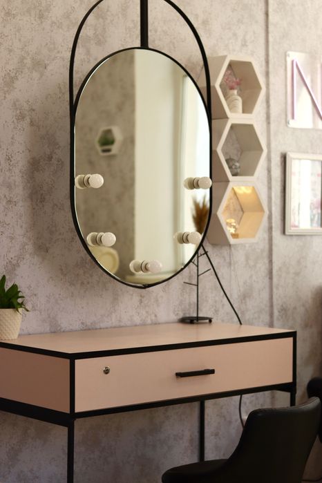 Недорогр Стіл та дзеркало для макіяжу