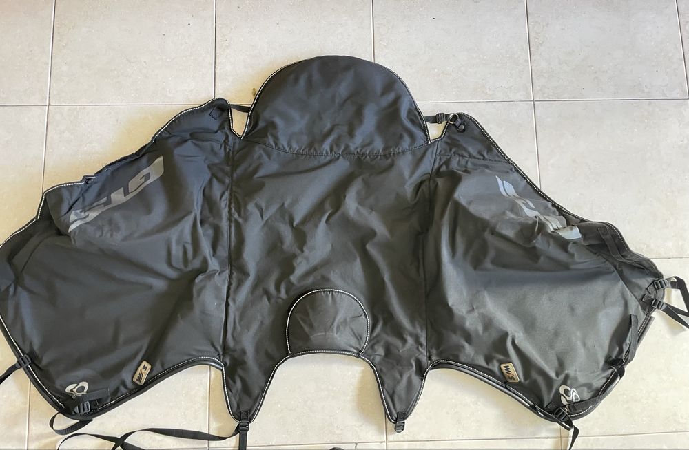 Capa de chuva e frio Sym GTS em exelente estado
