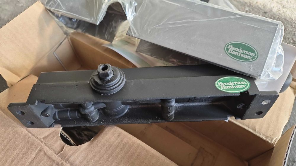 Samozamykacz do drzwi Henderson door closer