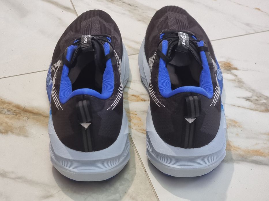 Оригінал 100% чоловічі кросівки asics novablast 5  eur 45