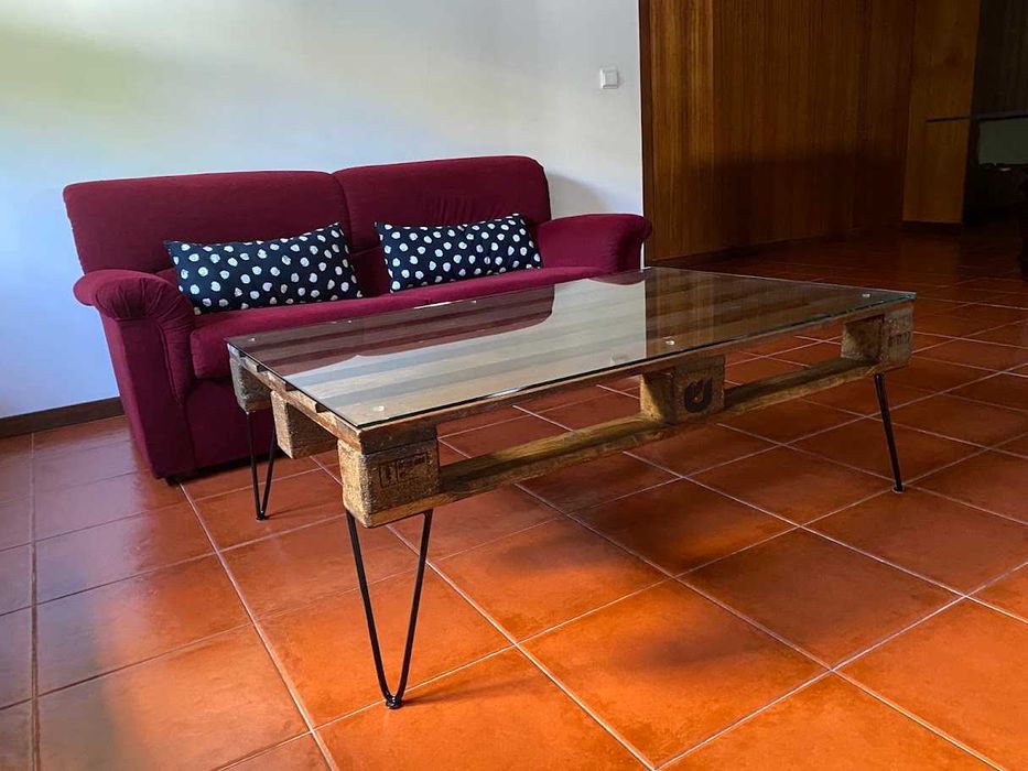 Mesa com palete e vidro temperado