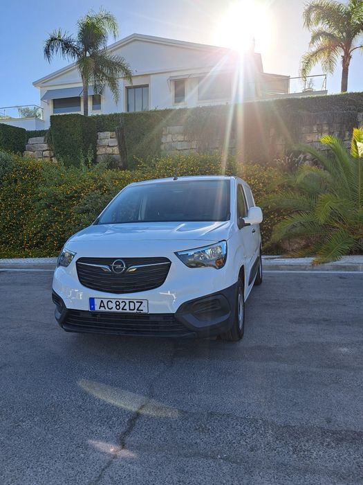 Opel combo de 2020 com 77.000 kms 100cv de 3lugares