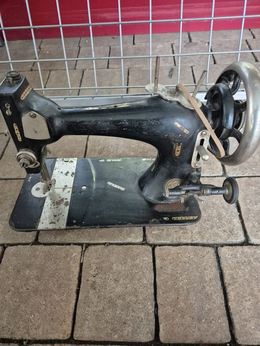 Antyczna maszyna do szycia marki SINGER