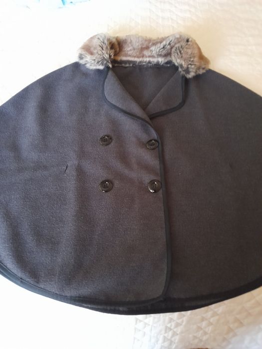 Capa em fazenda cor cinzento, com gola em pêlo .