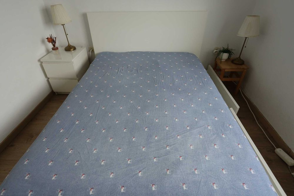 Cama Ikea Malm com Mesa de cabeceira e Gavetões de Arrumação branca