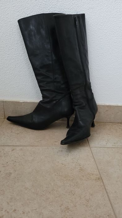 Botas pretas em pele
