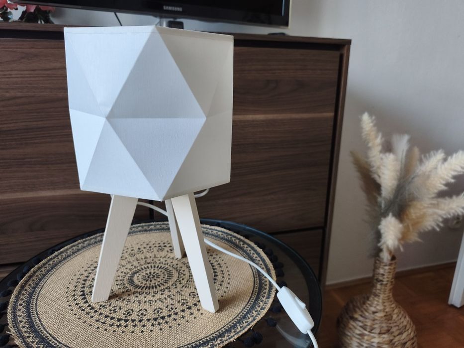 Lampka nocna na drewnianych nóżkach