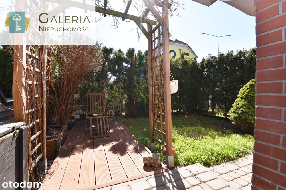 Nowsze budownictwo, ogródek, miejsce postojowe