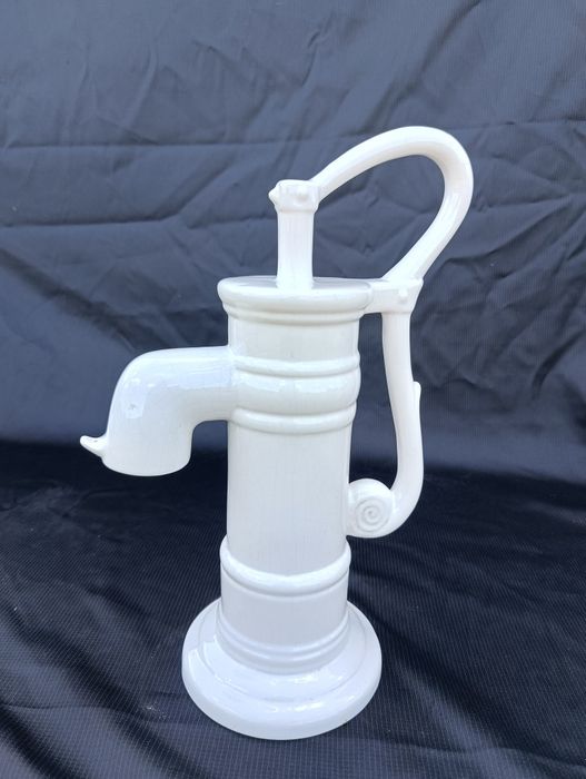 Dekoracja ceramiczna biała pompa