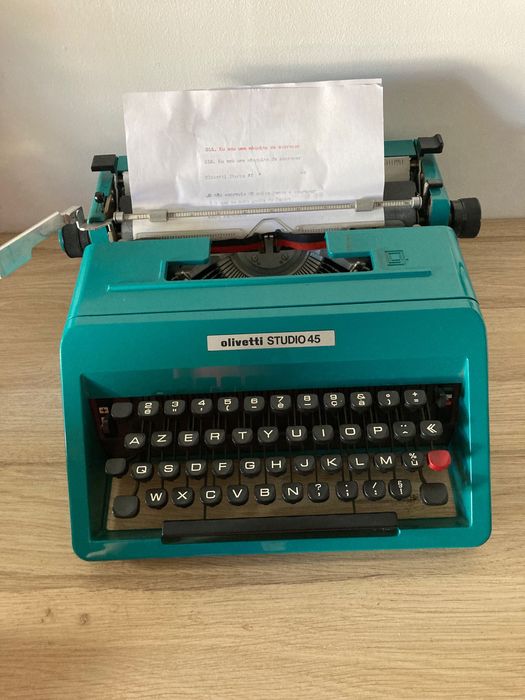 Máquina de escrever  **  Olivetti